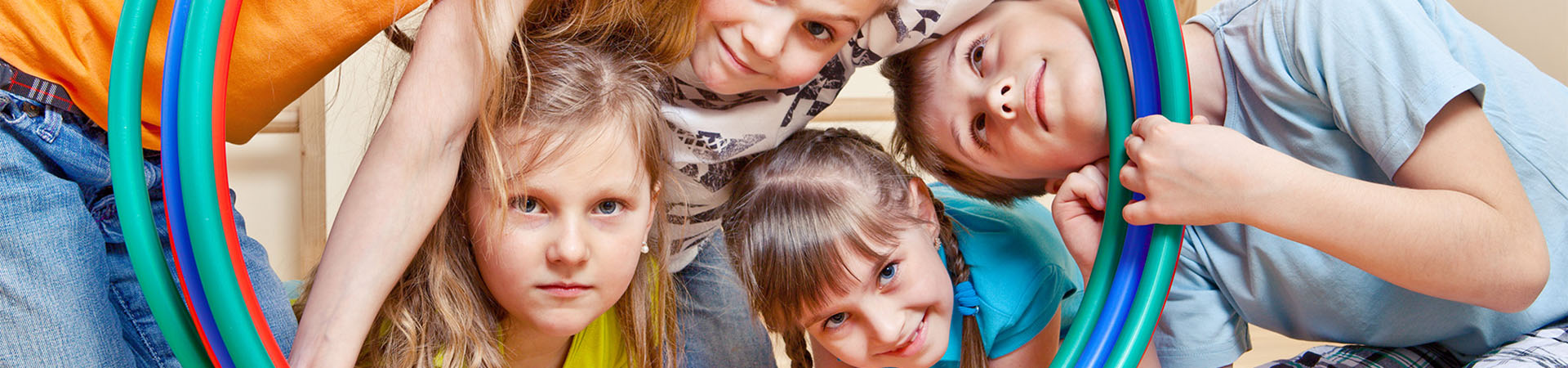 Kinderen poseren met hoepels uit een sporthal