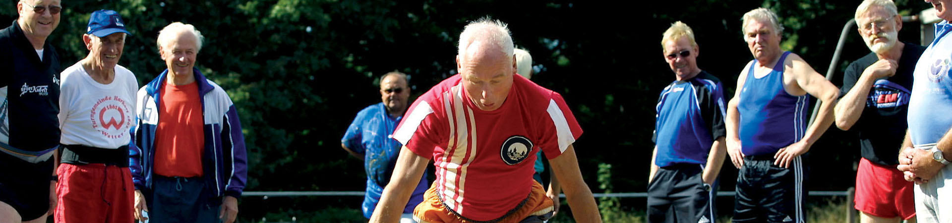 Senioren kijken toe terwijl een andere senior aan het sporten is